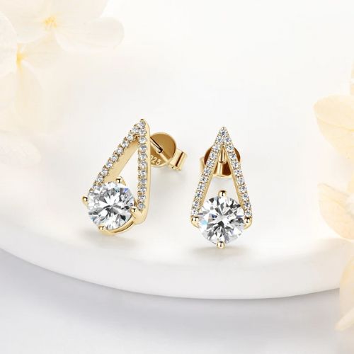  Elegant Curved V Shape Moissanite Stud Earrings SETUxNEOMA