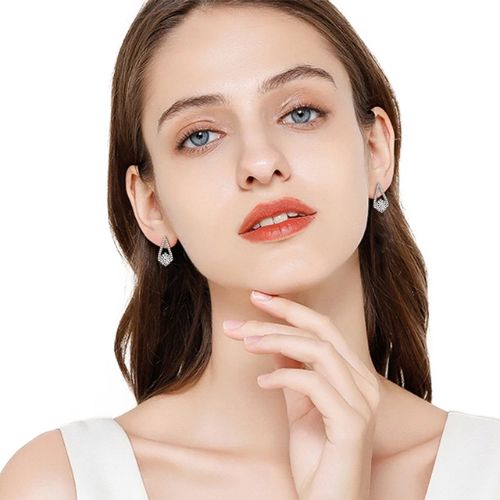  Elegant Curved V Shape Moissanite Stud Earrings SETUxNEOMA